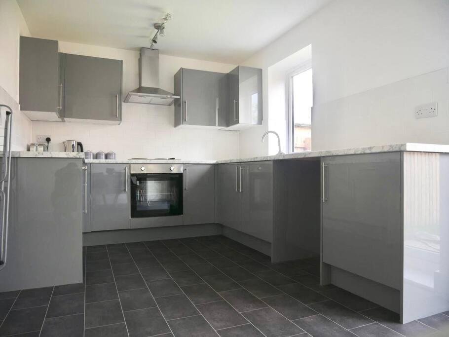 Stylish 4-Bedroom Retreat, Perfect For Groups Liverpool Exterior photo