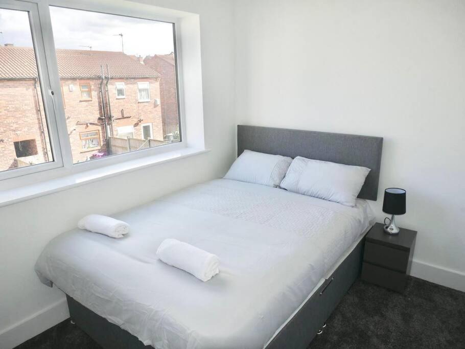 Stylish 4-Bedroom Retreat, Perfect For Groups Liverpool Exterior photo
