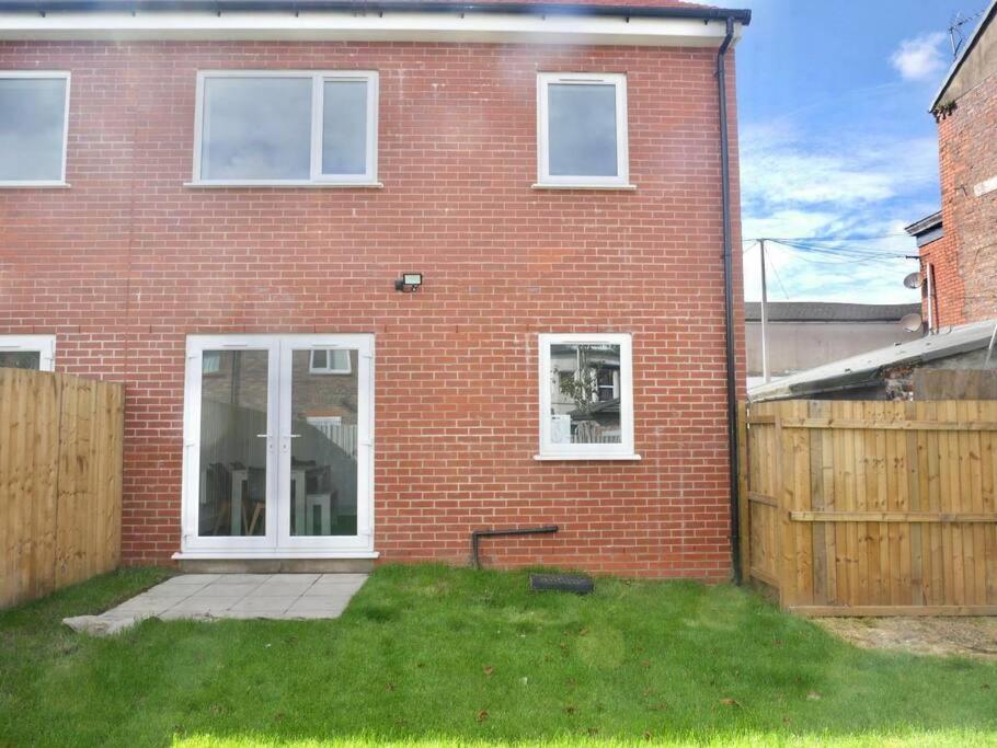Stylish 4-Bedroom Retreat, Perfect For Groups Liverpool Exterior photo